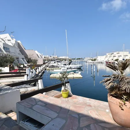 Marina 6 Personnes Avec Appontement Grau Du Roi Holiday home Le Grau-du-Roi
